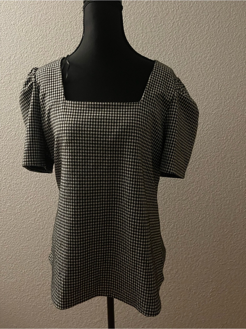 Vince Camuto Black & White Houndstooth Square Neck Short Sleeve Top